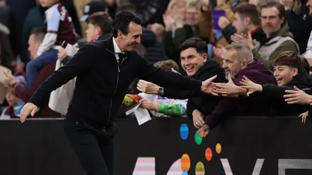 Unai Emery greets the fans 