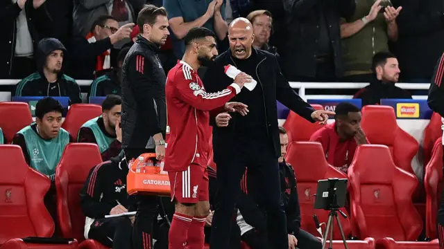 Liverpool head coach Arne Slot speaks to Mohamed Salah on the sidelines