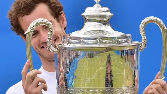 Andy Murray lifts Queens trophy