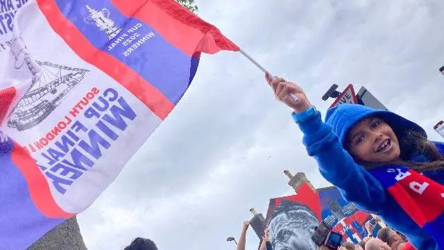 Palace fan with flag