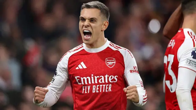 Leandro Trossard passionately clenching his fists during an Arsenal game