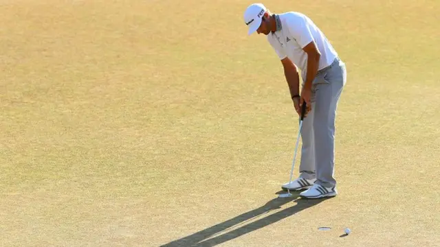 Dustin Johnson misses his putt on the 18th