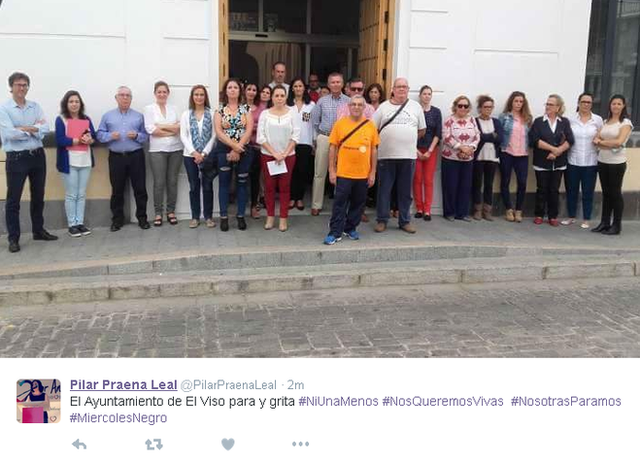 Tweet in Spanish with picture of 25 people - men and women - outside a building