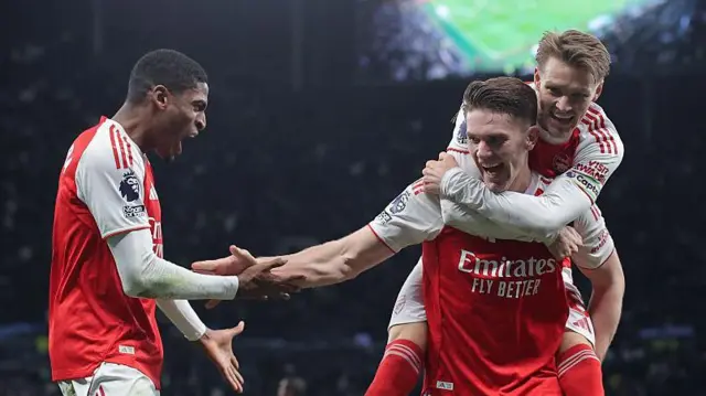 Arsenal players celebrate with Viktor Gokeres after his gaols against Tottenham