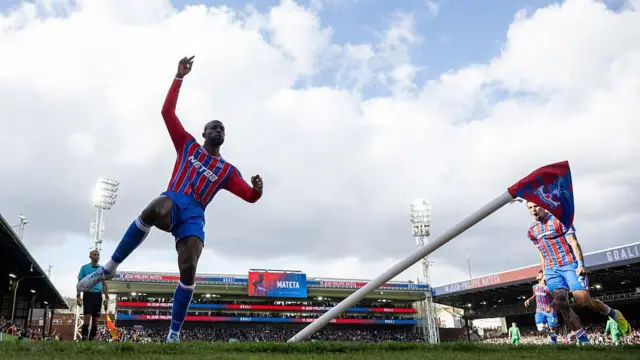 Mateta performs his famous kick on corner flag after scoring