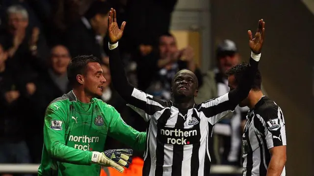 Cheick Tiote of Newcastle celebrates alongside Steve Harper