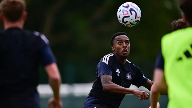 Joe Willock heads the ball during the pre season training session