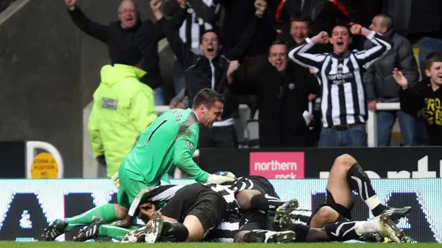 Newcastle players celebrate Cheick Tiote scoring
