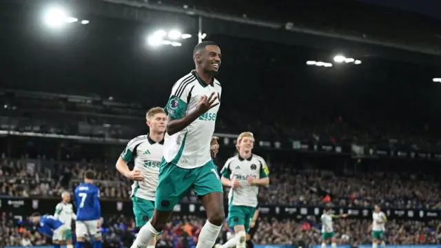 Alexander Isak of Newcastle United celebrates scoring his team's fourth goal, to complete his hat-trick, with teammates during the Premier League match between Ipswich Town FC and Newcastle United FC at Portman Road on December 21, 2024