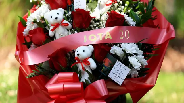 A bouquet of red and white flowers with bears in bearing the number 20