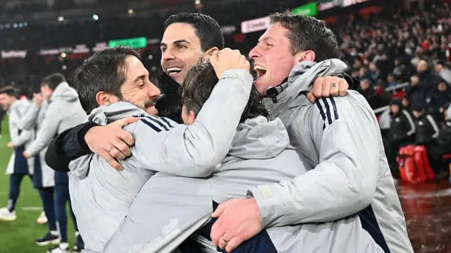 Mikel Arteta celebrates with his coaching staff after Kai Havertz scores