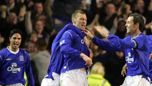 Duncan Ferguson celebrates with team-mates after scoring against Manchester United