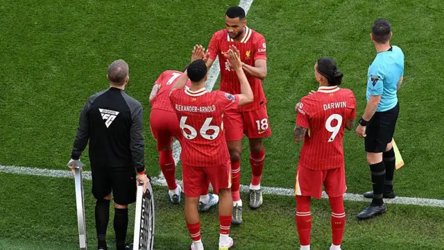  Trent Alexander-Arnold high fives Liverpool teammate Cody Gakpo