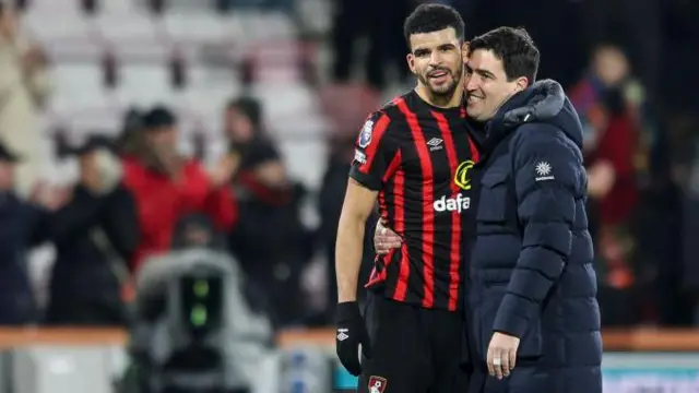 Andoni Iraola with Dominic Solanke 