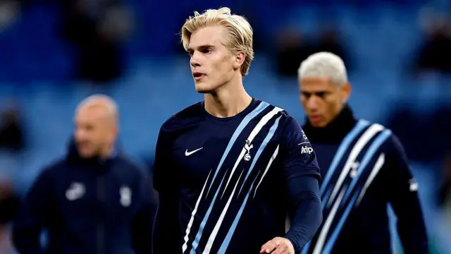 Lucas Bergvall of Tottenham Hotspur warms up