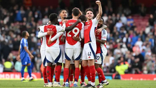 Declan Rice celebrates the 4th Arsenal goal, scored by Kai Havertz during the Premier League match between Arsenal FC and Leicester City FC at Emirates Stadium