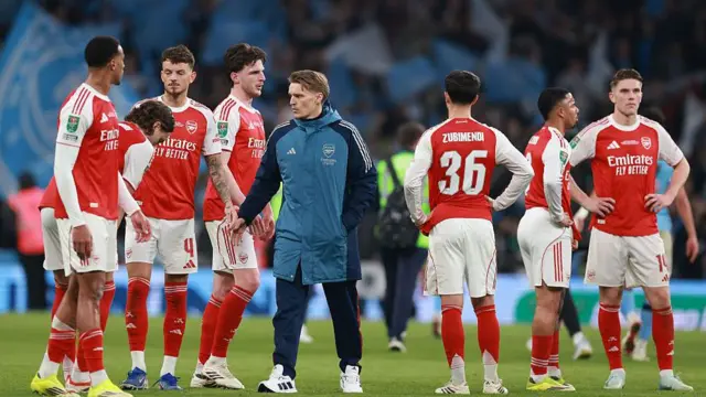 Arsenal players look dejected 