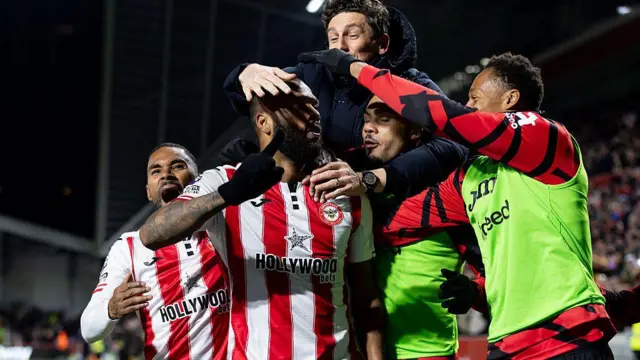 Igor Thiago of Brentford celebrates with his team-mates and Keith Andrews