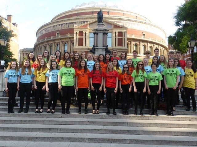 Ail ymweliad y côr â Neuadd Albert i ganu rhan o requiem Verdi gyda Cherddordfa y BBC