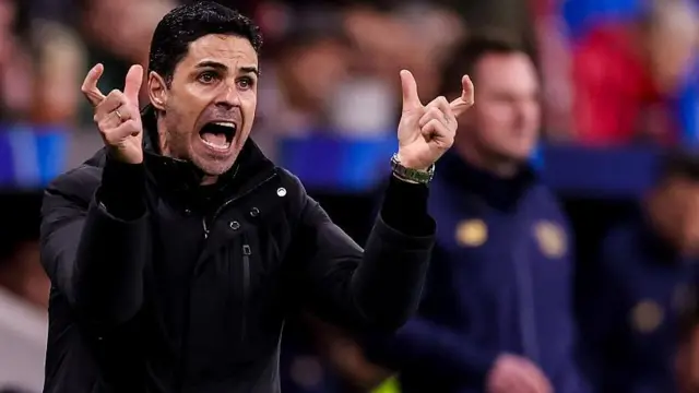Mikel Arteta shouts from the touchline