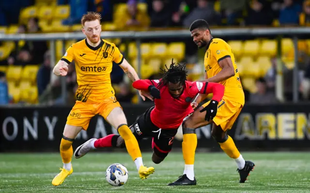 St Mirren's Oyosi Olusanya and Livingston's (L-R) David Carson and Michael Nottingham in action during a cinch Premiership match between Livingston and St Mirren