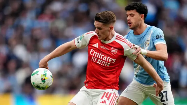 Viktor Gyokeres controls the ball during the Carabao Cup final