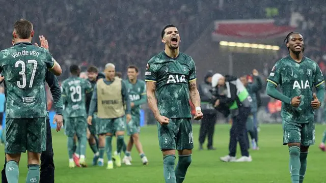 Dominic Solanke and Tottenham players celebrate win