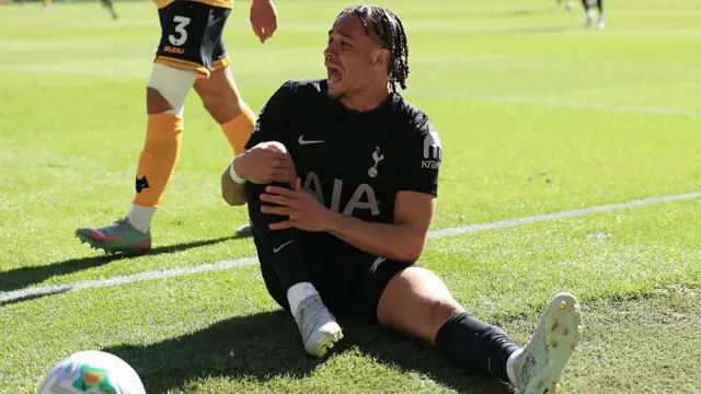 Xavi Simons clutching his right knee
