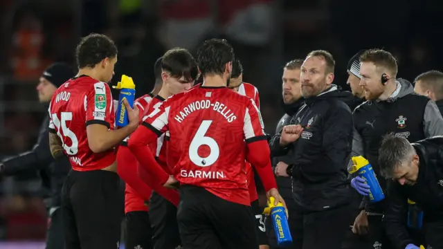 Simon Rusk gives instructions to Southampton players