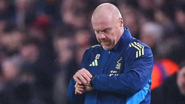 Sean Dyche checking his watch