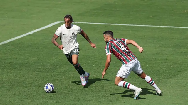 Joao Pedro runs with the ball against Fluminense