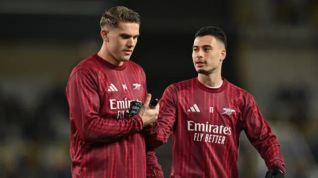 Viktor Gyokeres and Gabriel Martinelli talk in warm-up before match
