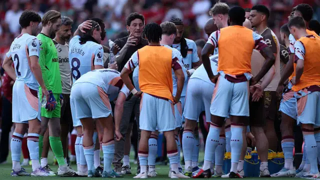 Keith Andrews talks to his Brentford players during a drinks break at Anfield