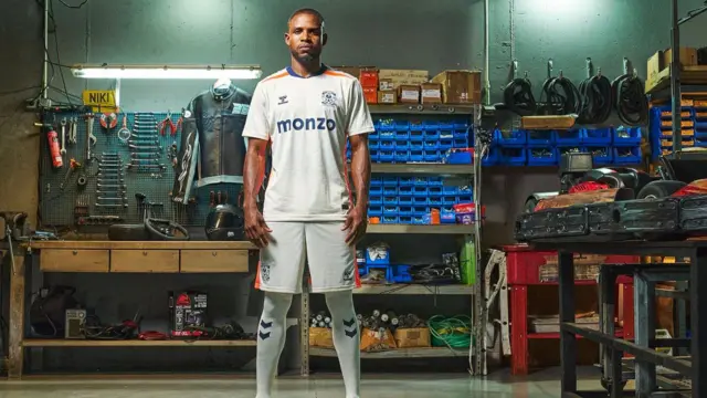 Frank Onyeka in Coventry's away kit