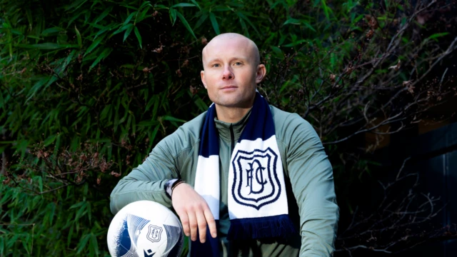 Curtis Main with Dundee scarf and ball