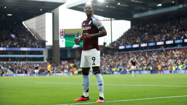 Jhon Duran celebrates his goal