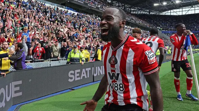 Sunderland players celebrate at Everton