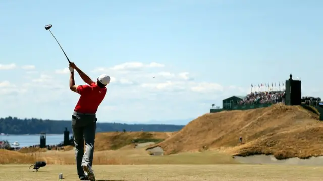 Jordan Spieth hits a tee shot