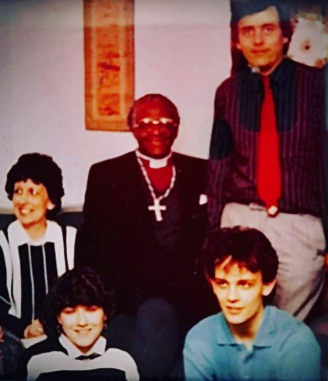 Desmond Tutu yng nghartref Bethan Richards (gwaelod, dde), ei brawd a'i rhieni