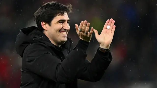 Andoni Iraola claps
