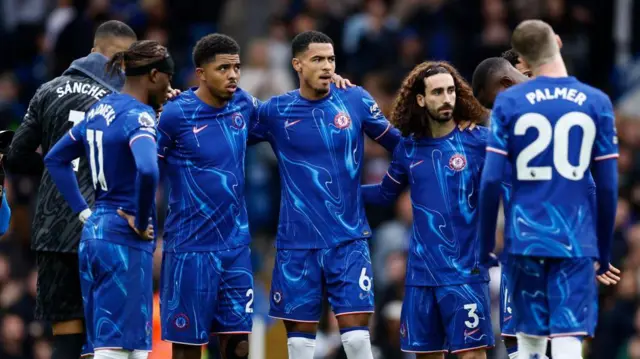 Chelsea's players prepare for a group huddle