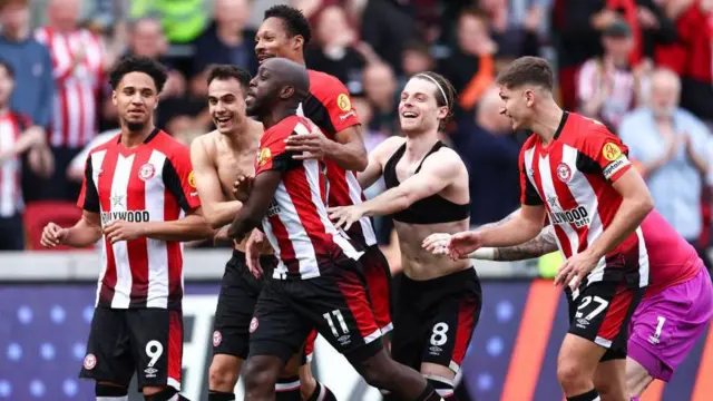 Brentford players celebrate during win over Sheffield United