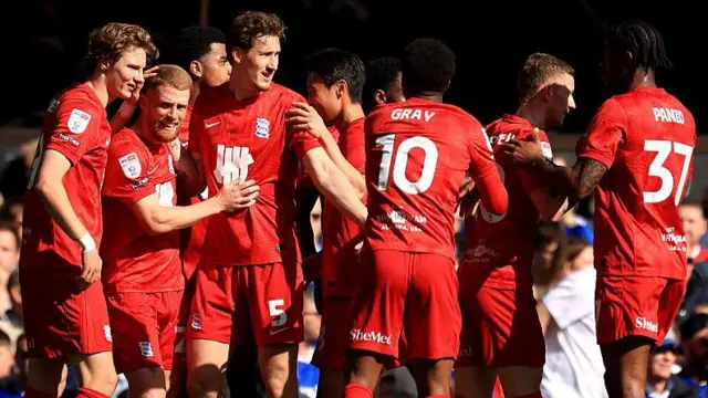 Carlos Vicente of Birmingham City celebrates scoring his team's first goal with his team-mates during the Championship match against Ipswich Town at Portman Road