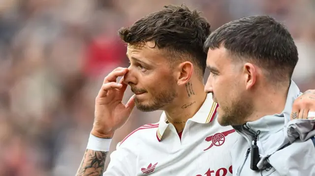 Ben White leaving the pitch with injury against West Ham