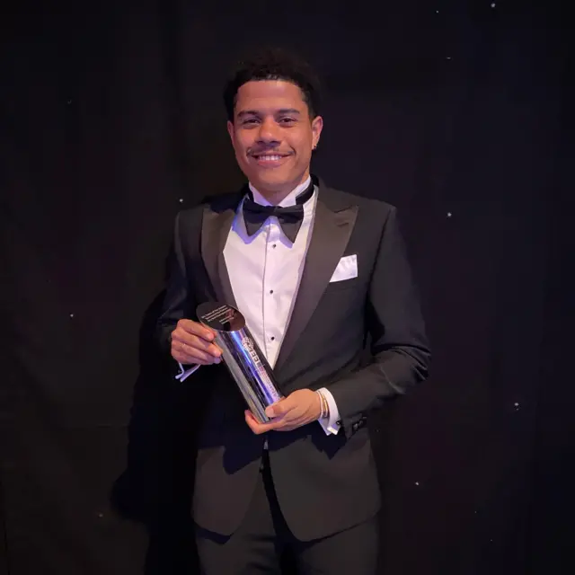 Gabriel Sara with award