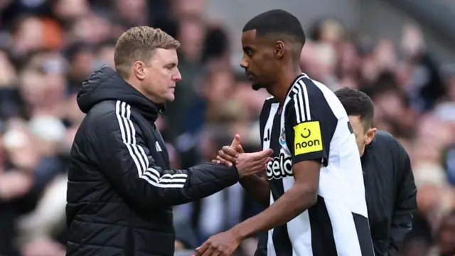 Alexander Isak shakes hands with Eddie Howe