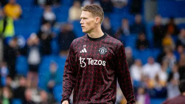 Scott McTominay of Manchester United warms up