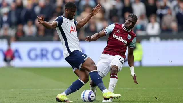 Kevin Danso and Mohammed Kudus compete for the ball