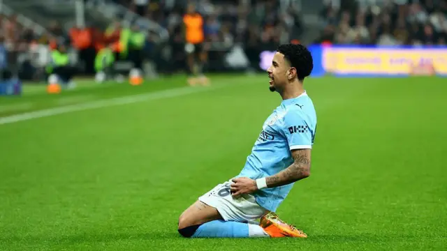 Savinho celebrates
