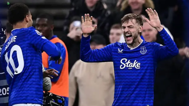 Kiernan Dewsbury-Hall of Everton celebrates with Iliman Ndiaye 